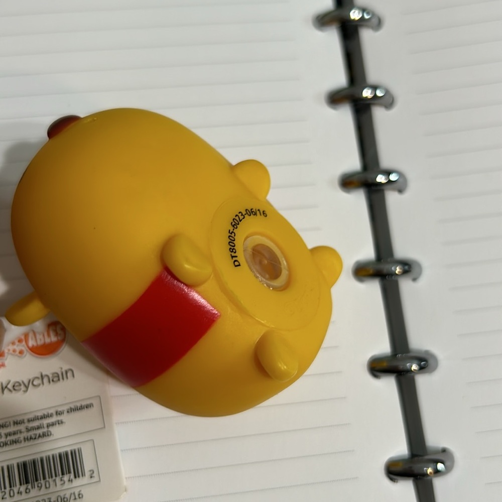 Disney Tsum Tsum - Winnie‎ the Pooh Squeezable Scent Keychain NWT Collectible - Picture 7 of 13